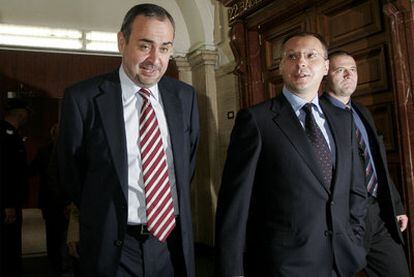 El fiscal general de Bulgaria, Boris Velchev (izquierda), y el primer ministro, Sergei Stanishev, en 2007.