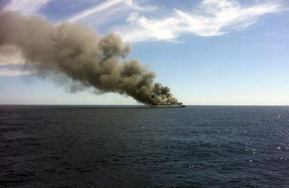 Equipos de Salvamento Marítimo han evacuado esta tarde en altamar un ferry con unos 170 pasajeros, a causa de un incendio a 18 millas al oeste de Mallorca. Se trata de una embarcación mixta de la compañía Trasmediterránea Acciona, que había zarpado antes del mediodía desde el puerto de Palma con destino a Valencia. Foto cedida por un pasajero