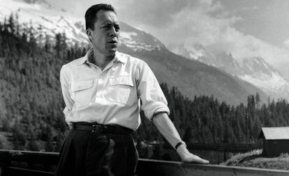 Albert Camus en Suiza, en la terraza de un sanatorio donde estuvo recuperándose de una recaída de la tuberculosis en 1950.