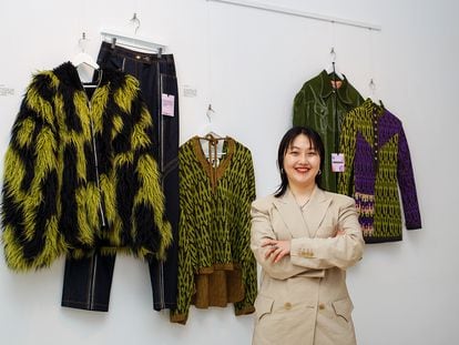 Yang Yoona, diseñadora de Vegan Tiger, con sus prendas en la exposición que le dedica el Centro Cultural Coreano de Madrid.