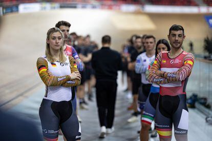 Sebastián Mora, a la derecha, y la velocista alemana Pauline Grabosch, al frente de las estrellas de la pista.