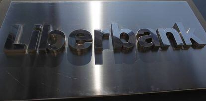 Placa con el logo de Liberbank.