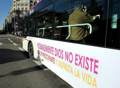 Uno de los autobuses de Barcelona en los que la Unión de Ateos y Librepensadores de Cataluña ha colocado publicidad.