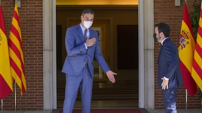 El presidente del Gobierno, Pedro Sánchez, y presidente de la Generalitat, Pere Aragonès, en junio en La Moncloa.
