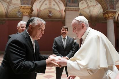 El papa Francisco saluda al primer ministro húngaro, Viktor Orbán, en el museo de Bellas Artes de Budapest, este domingo.