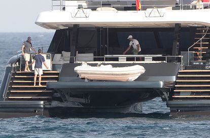 Rafa Nadal, con gorra blanca, en su nuevo barco.