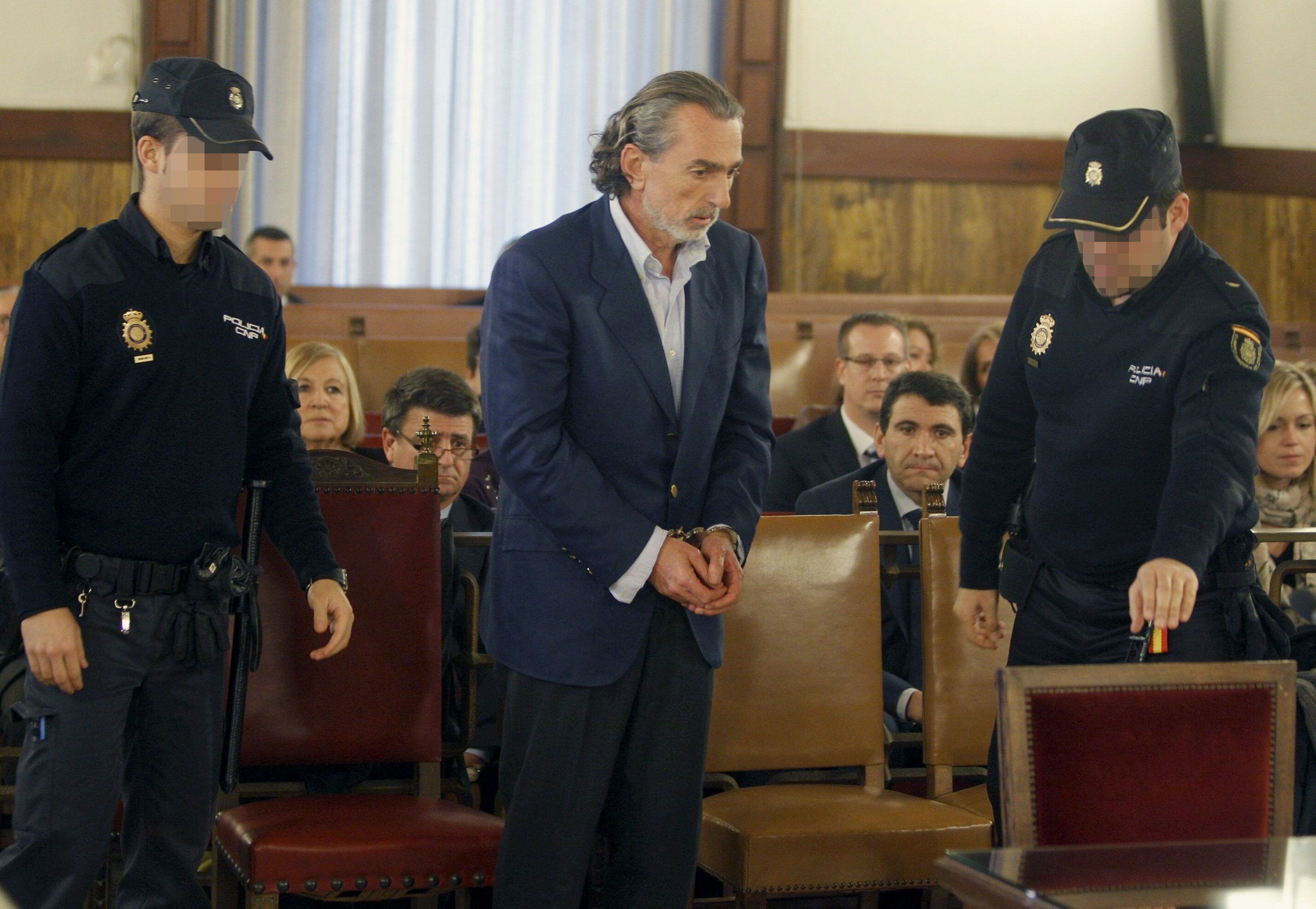 Francisco Correa, antes de declarar por la denominada causa de los trajes del caso Gürtel en Valencia, en 2011.