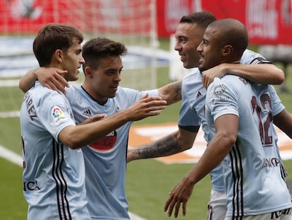 De izquierda a derecha, los jugadores del Celta Denis Suárez, Fran Beltrán, Iago Aspas y Rafinha celebran un gol este domingo ante el Alavés en Balaídos.