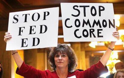 Una mujer muestra su oposición al programa educativo Common Core.