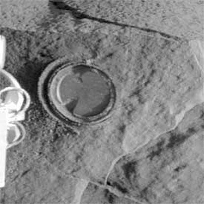 Imagen del hoyo, de 2,65 milímetros de profundidad y 45,5 de diámetro, realizado por el robot en la roca Adirondack.