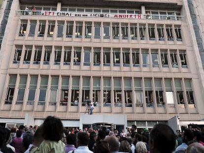 Cientos de manifestantes protestan contra el cierre de la ERT, en Atenas.