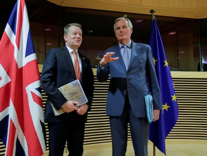 Michel Barnier, negociador comunitario, junto a David Frost, su homólogo británico, durante la ronda negociadora celebrada en Bruselas el pasado marzo.