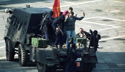 Detenci&oacute;n de un grupo de secesionistas venecianos tras irrumpir en la plaza de San Marco con un tanque artesanal, en 1997. 