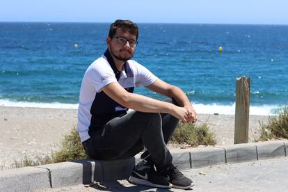 Francisco Clemente en la playa donde la Policía Nacional y Cruz Roja reciben a los migrantes irregulares, en Almería, el 15 de julio de 2021.