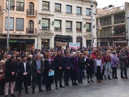 Concentración el pasado 8 de marzo en el Ayuntamiento de Badalona por la agresión sexual a una niña de 11 años.