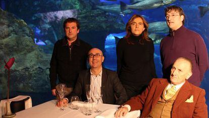 De izquierda a derecha, Mikel Santamaría, Manu Narváez, Esther Irigaray, el concejal Josu Ruiz y Vicente Zaragüeta, ayer en la presentación del programa turístico en el Aquarium donostiarra.