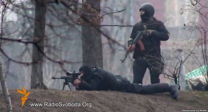Un policía y un francotirador apuntan a los manifestantes en el centro de Kiev el pasado 20 de febrero.