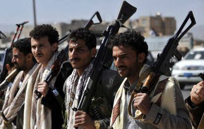 Milicianos Huthi en los alrededores del Palacio Presidencial en San&aacute; ayer, lunes 19 de enero.