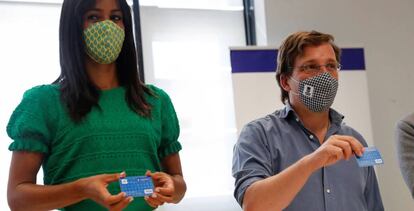 El alcalde de Madrid, José Luis Martínez-Almeida y la vicealcaldesa, Begoña Villacís, durante la presentación de la Tarjeta Familias, una nueva herramienta de atención social para