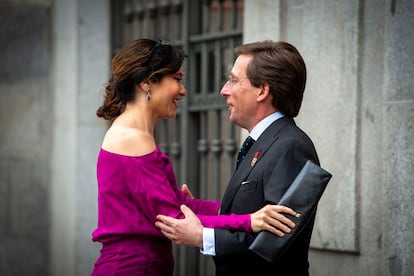 La presidenta de la Comunidad de Madrid, Isabel Díaz Ayuso, saluda a José Luis Martínez-Almeida. 






