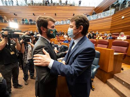 El líder de Vox en Castilla y León, Juan García-Gallardo (i) y el candidato del PP a la Presidencia de la Junta de Castilla y León y presidente del partido en la región, Alfonso Fernández Mañueco (d), se saludan a su llegada al debate de investidura, en Valladolid, el lunes.