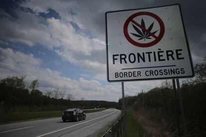 Una señal en Quebec (Canadá) avisa de que no se puede pasar la frontera a EE UU con marihuana.