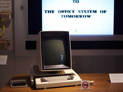 Un Xerox Alto, el primer ordenador que incorporó una interfaz gráfica y un ratón, reposa en un museo estadounidense. 