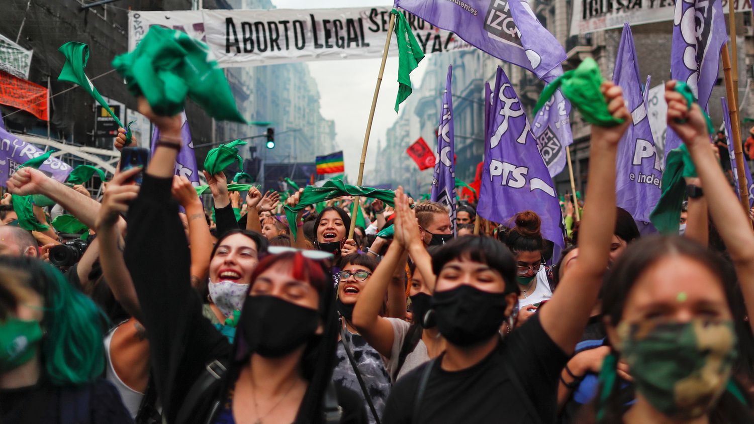 Varias mujeres celebran en las calles de Buenos Aires después de que la Cámara de Diputados de Argentina aprobara un proyecto de ley que permite acceder libre y legalmente al aborto.