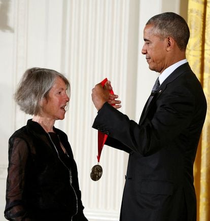 El presidente Barack Obama impone la Medalla Nacional de las Humanidades a Louise Glück en una ceremonia celebrada en la Casa Blanca en septiembre de 2016.