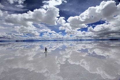 Al atardecer, se produce el conocido fenómeno 'white out', que difumina el horizonte y hace que, prácticamente, no se pueda distinguir el cielo de la tierra en el salar de Uyuni (Bolivia).