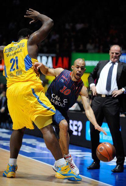 Logan lucha un balón a Schortsanitis ante la mirada de Ivanovic.