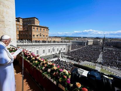 El papa Francisco, durante el mensaje de Pascua en la plaza de San Pedro, en el Vaticano, el 9 de abril.