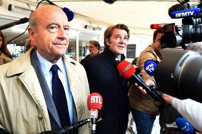 Alain Juppe (I) y el jefe de campa&ntilde;a de Los Republicanos Fran&ccedil;ois Baroin 