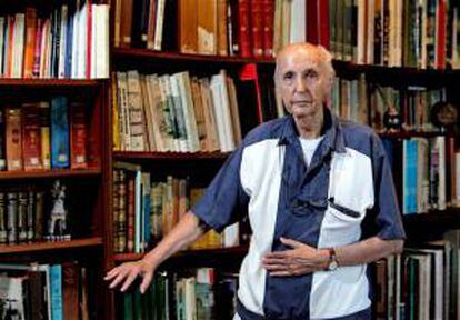 El científico Santiago Grisolía posa en la biblioteca de la Fundación de Estudios Avanzados tras la entrevista concedida a EFE.