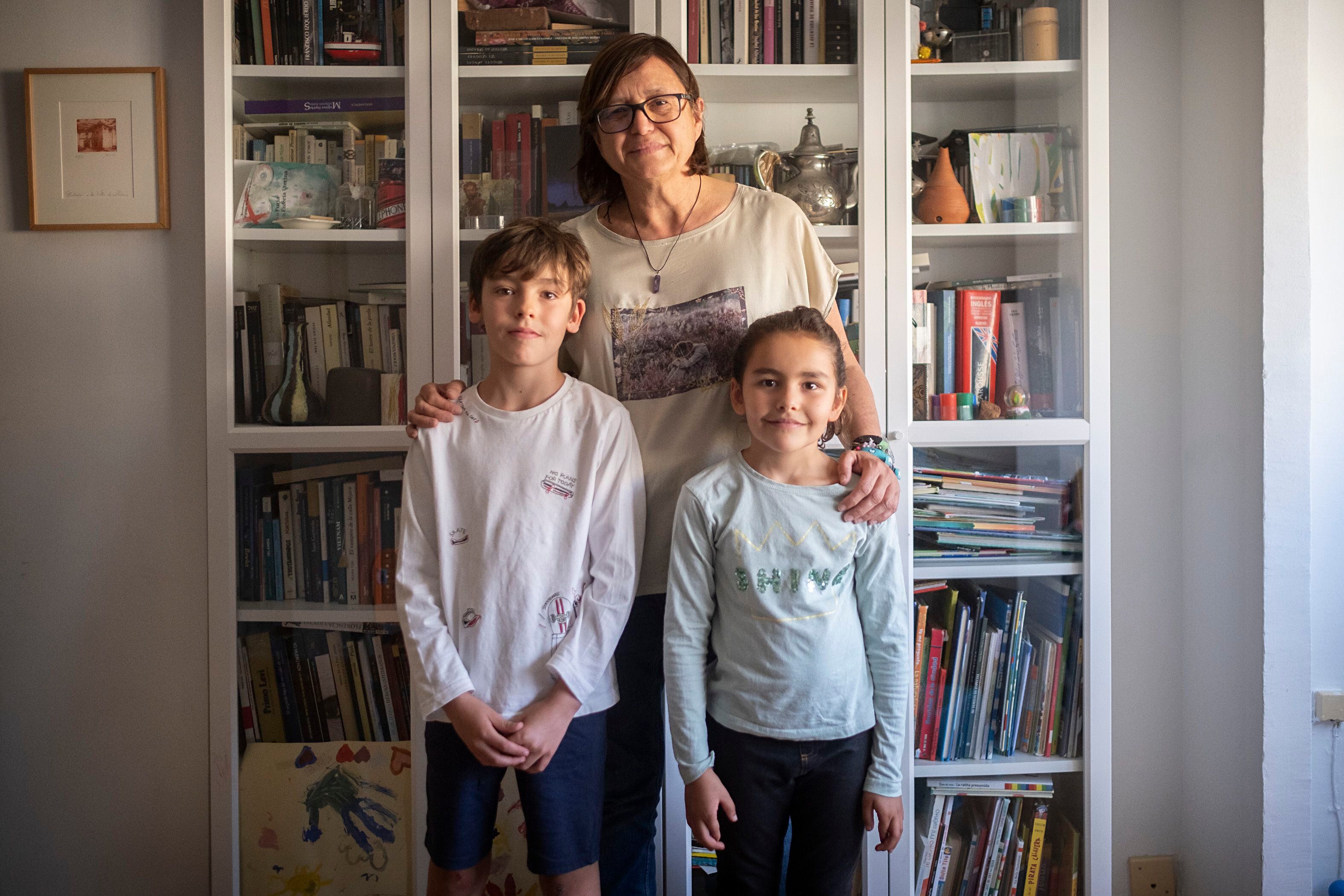 Juana Ruiz, junto a sus hijos en Sevilla, este jueves.