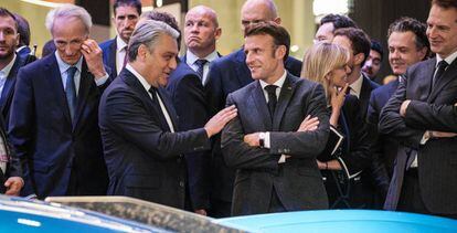 De izquierda a derecha, el presidente de la alianza Renault-Nissan-Mitsubishi, Jean Dominique Senard; el CEO de Renault, Luca de Meo; y el presidente francés, Emmanuel Macron.