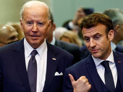 El presidente de EE UU, Joe Biden, y su homólogo francés, Emmanuel Macron, el jueves en Bruselas.