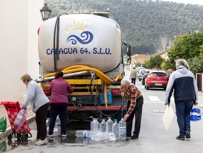 Varios vecinos de Humilladero (Málaga), un pueblo con cuatro macrogranjas, rellenan el pasado jueves garrafas de agua de un camión cisterna, al no poder beber agua del grifo por contaminación por nitratos.