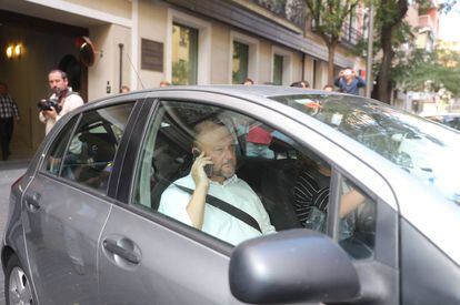 Los miembros de la ejecutiva socialista Antonio Pradas y Eva Matarín salen de la sede del PSOE tras presentar su dimisión.