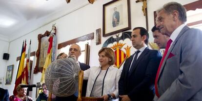 El presidente de los pescadores de El Palmar, a la derecha, observa a Bonig en el sorteo de redolins.