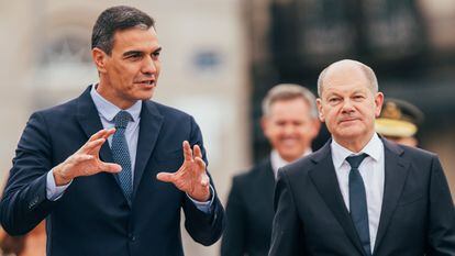 El presidente del Gobierno, Pedro Sánchez (izquierda), conversa con el canciller alemán, Olaf Scholz, a la llegada de este a la cumbre hispano-alemana que se celebra este miércoles en A Coruña.