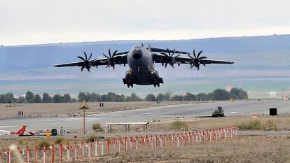Un avión A400M del Ejército del Aire español despegaba el día 4 de la base de Los Llanos (Albacete) rumbo a Polonia con armas para el Ejército ucranio.