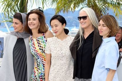 Jane Campion, con gafas de sol, con sus compa&ntilde;eras de jurado, las actrices (desde la izquierda) Leila Hatami, Carole Bouquet, Jeon Do- Yeon y la cineasta Sofia Coppola.