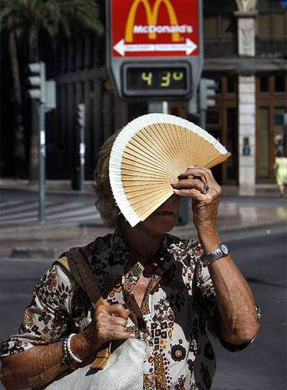 Una mujer se protege del sol, ayer, en Valencia.