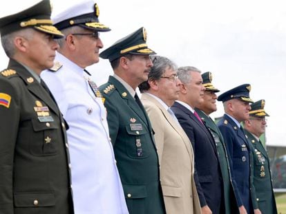 El presidente Iván Duque (centro) junto a la cúpula militar, en diciembre pasado. A su lado, el ministro de Defensa, Carlos Holmes Trujillo y el retirado general Nicacio Martínez.