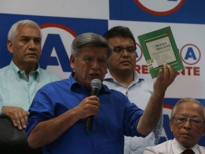 El candidato César Acuña sostiene el libro que plagió