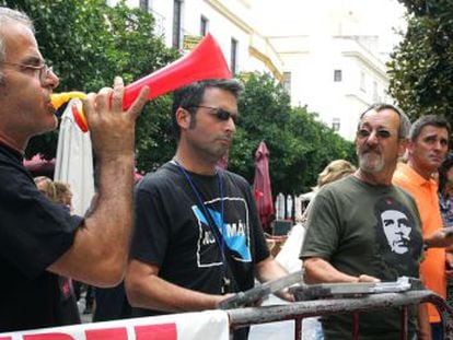 Protesta de trabajadores del Ayuntamiento de Jerez, durante el pleno municipal de este viernes.