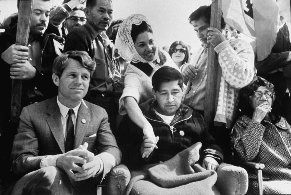 Robert F. Kennedy y César Chávez, durante la huelga de hambre de Chávez en 1968.