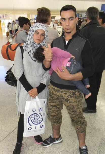 Una pareja sirias con su bebé. Forman parte del grupo de 20 refugiados que España ha acogido este lunes desde Grecia en el marco del programa de reubicación de la Unión Europea.