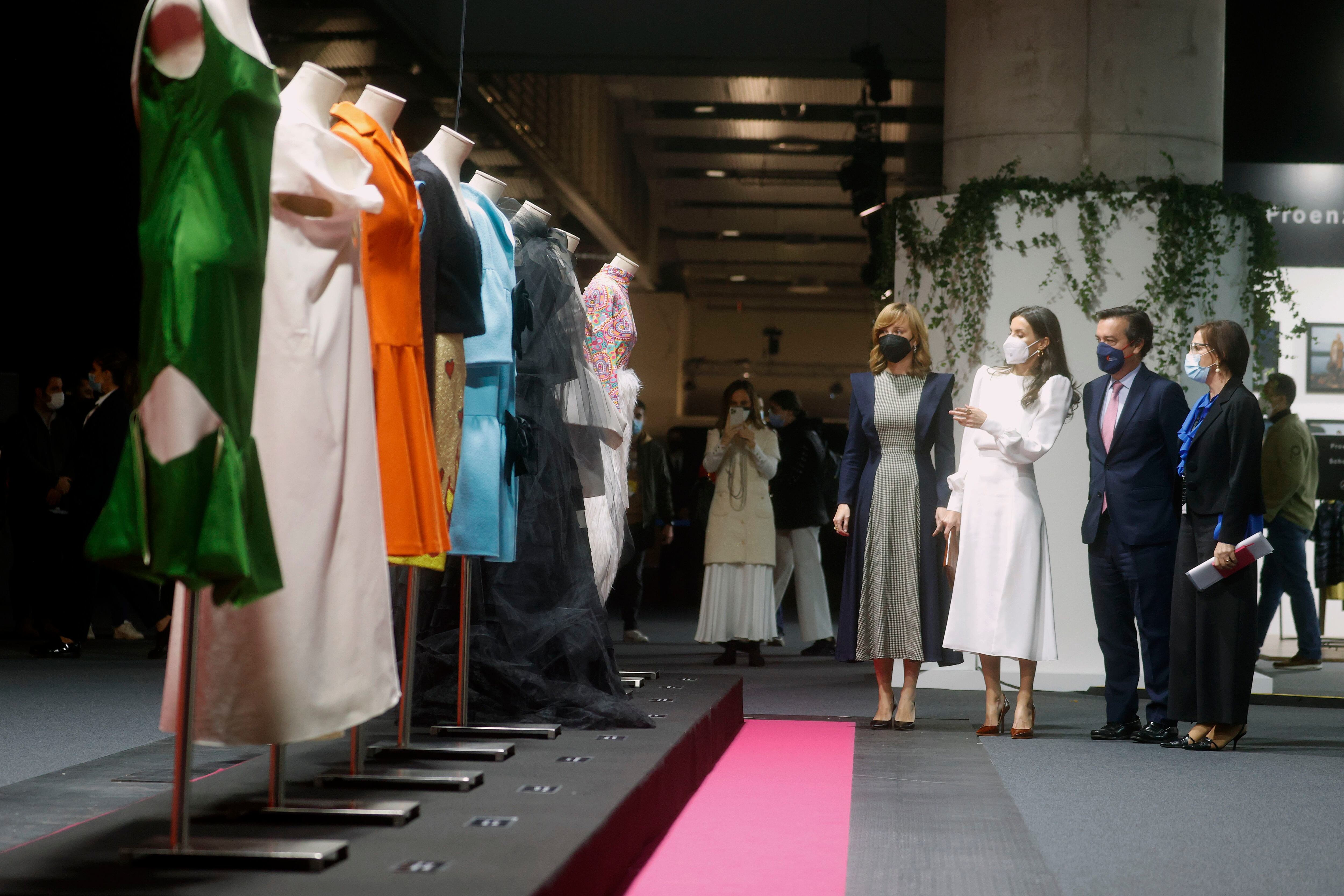 La reina Letizia, junto a la ministra de Educación, Pilar Alegría, en la 75ª edición de la Mercedes Benz Fashion Week Madrid, el 11 de marzo de 2022.
